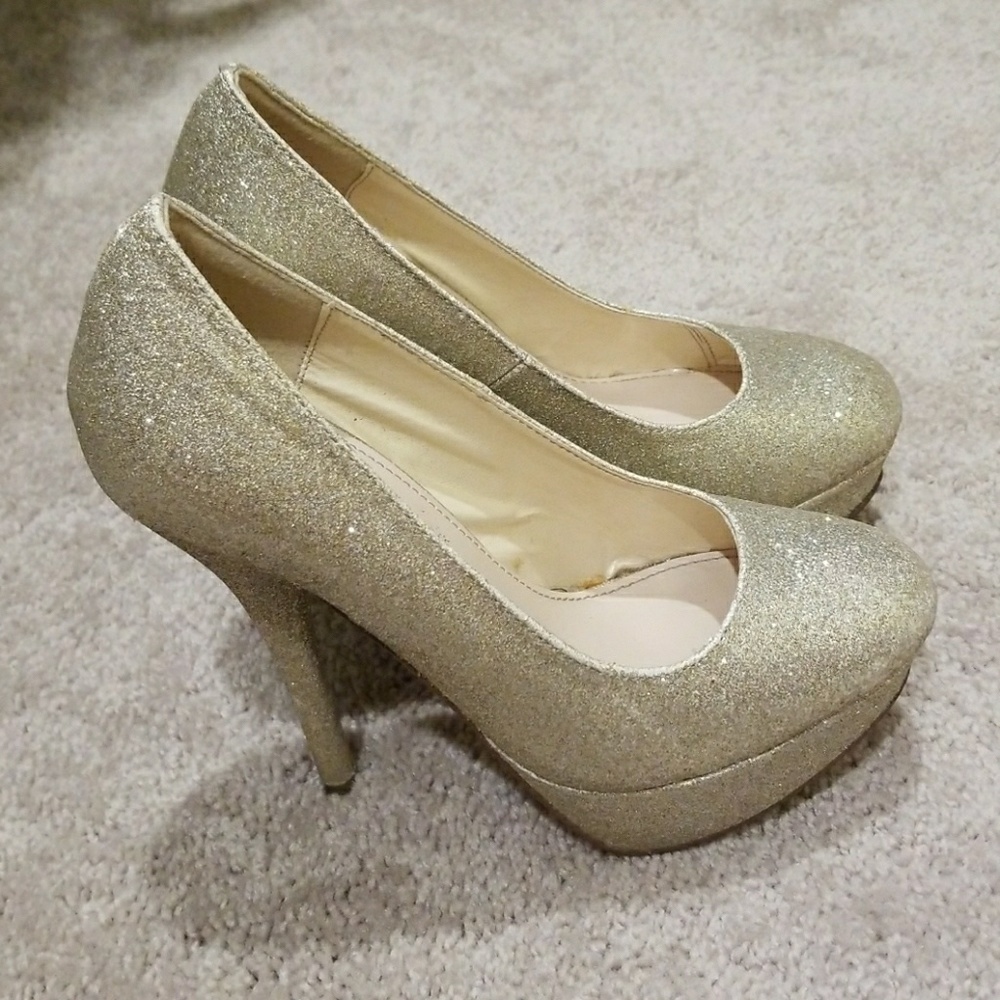 Glittery pumps